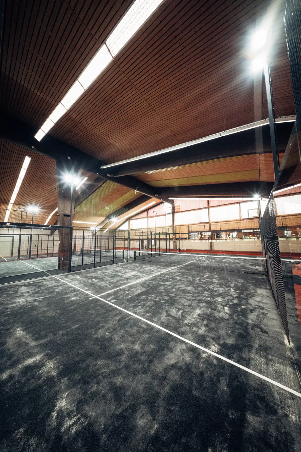 Blick in die dunkle Halle mit Courts