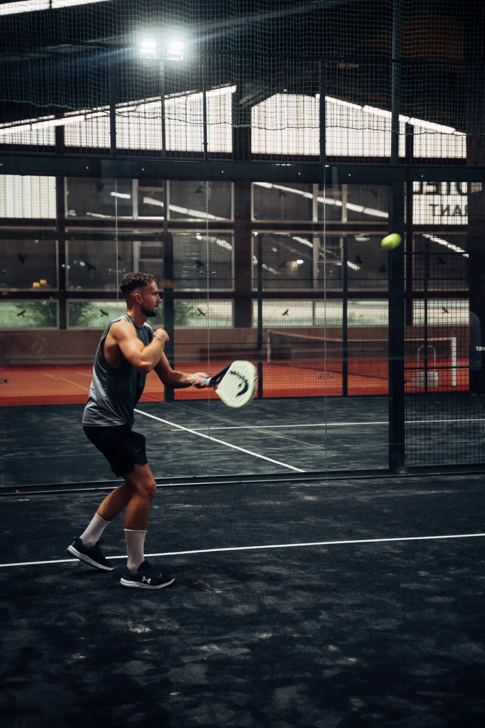Spieler im Ballwechsel auf dem Court