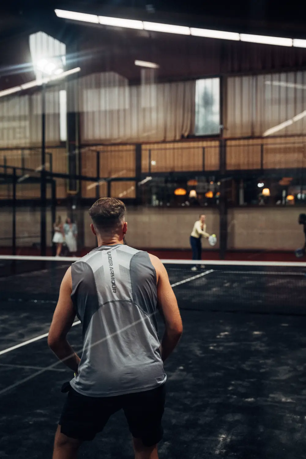 Spieler von hinten auf dem Court