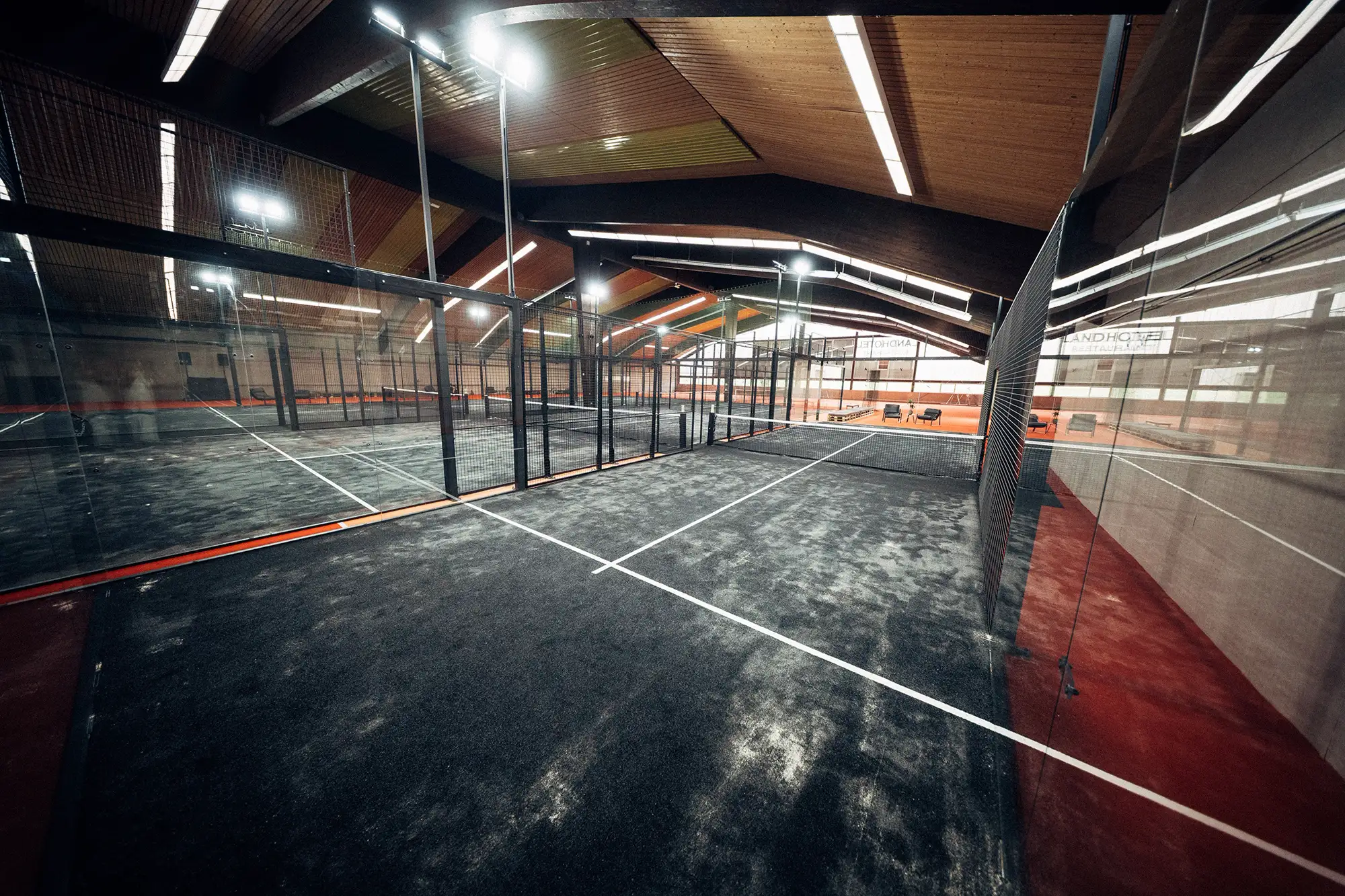 Die Padel-Courts von PADEL72 in der Weite der Halle