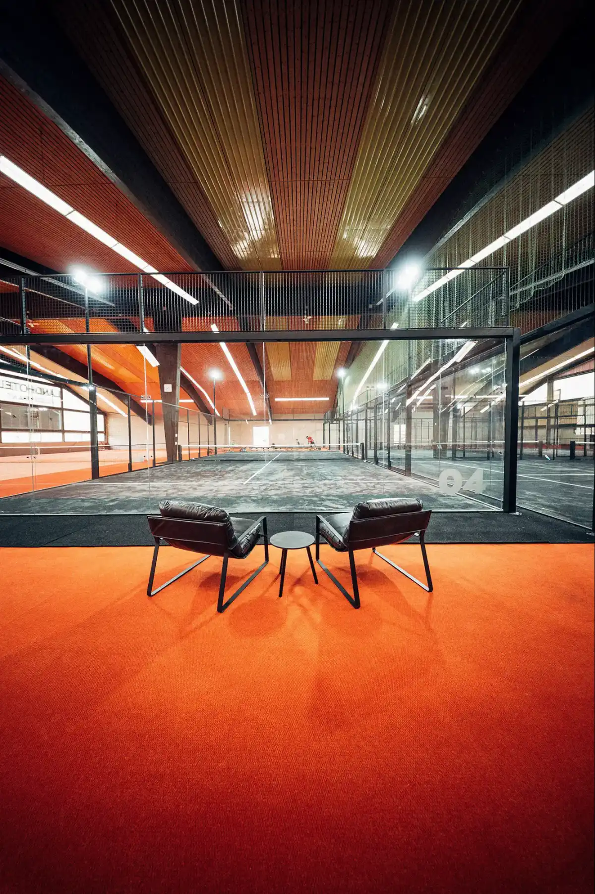 Lounge mit Sesseln direkt am Court