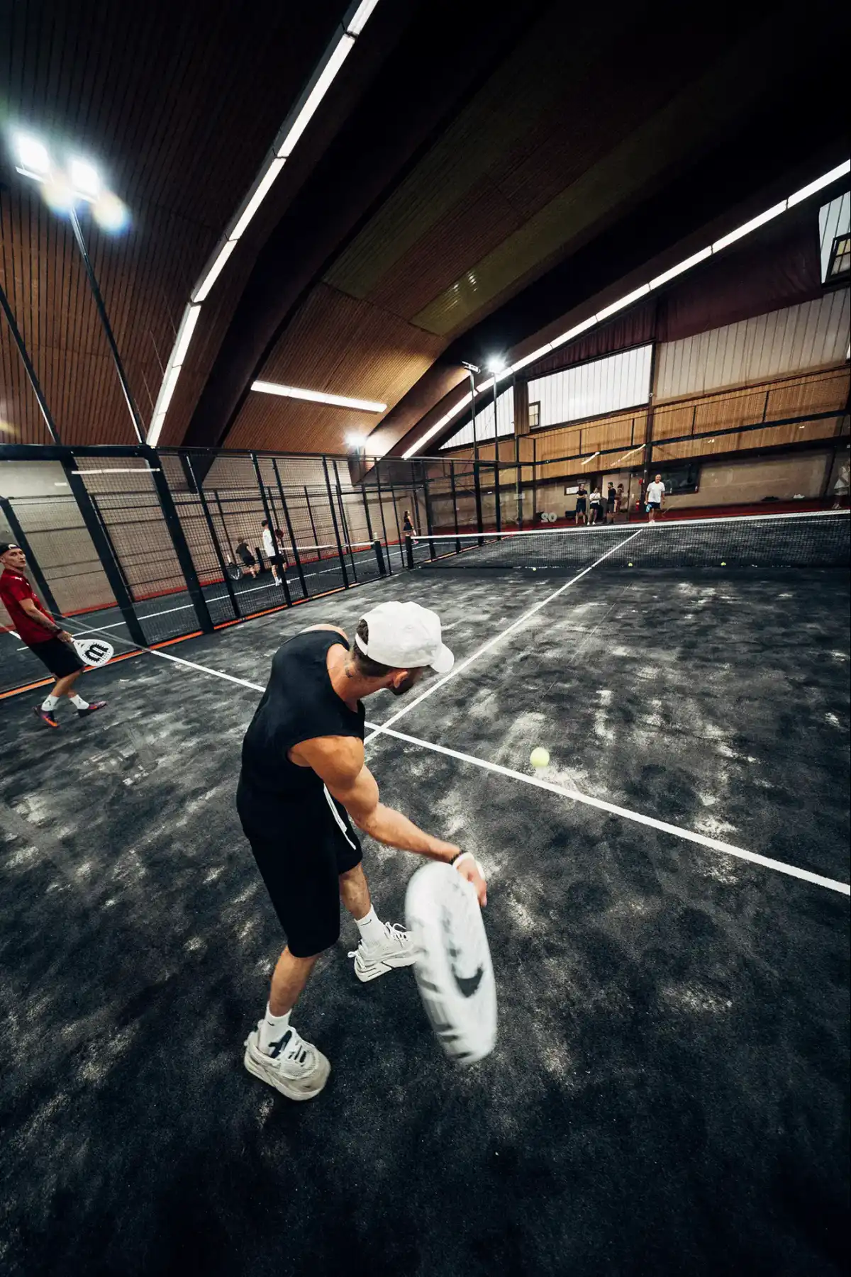 Spieler beim Schlag auf dem schwarzen Court