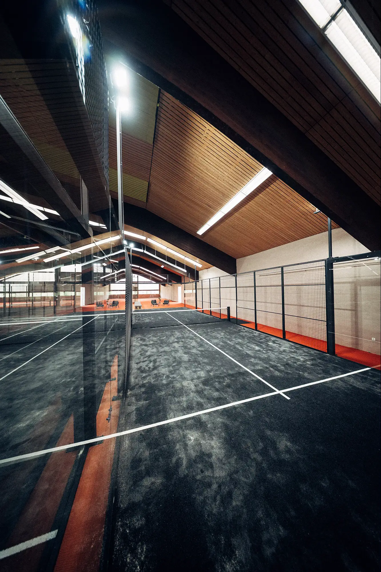 Orange Lounge mit Blick auf die Courts