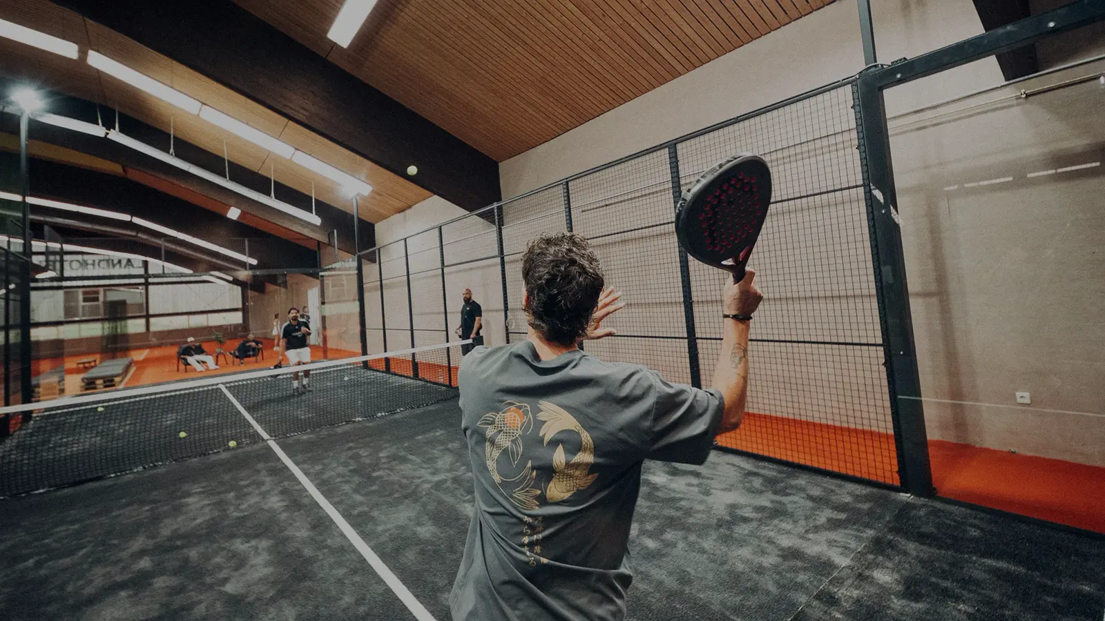 Spieler beim Aufschlag in der PADEL72-Halle